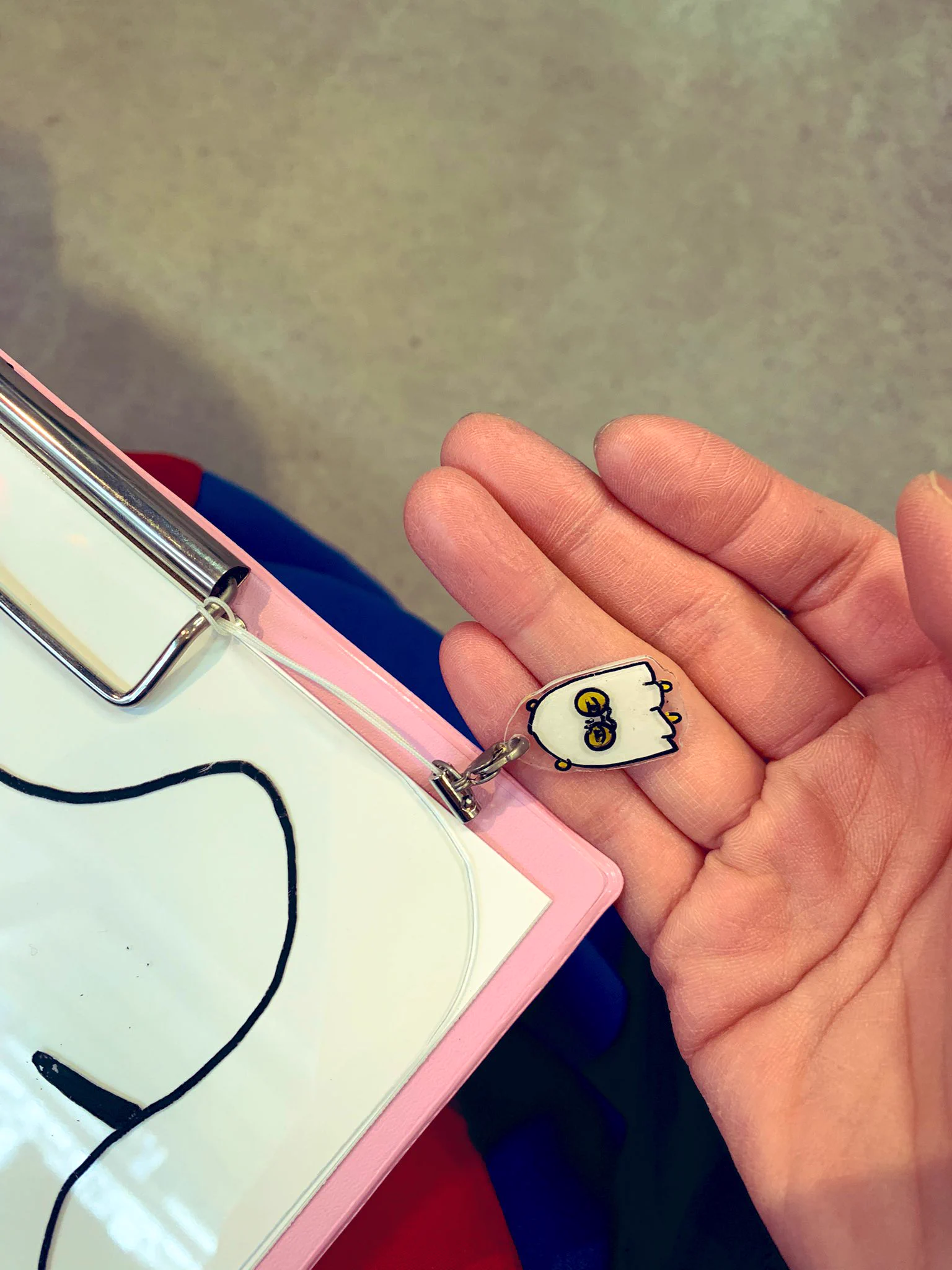 原田ちあきさんがプラ板にサイン！焼いて小さくすればいつでも持ち歩ける！