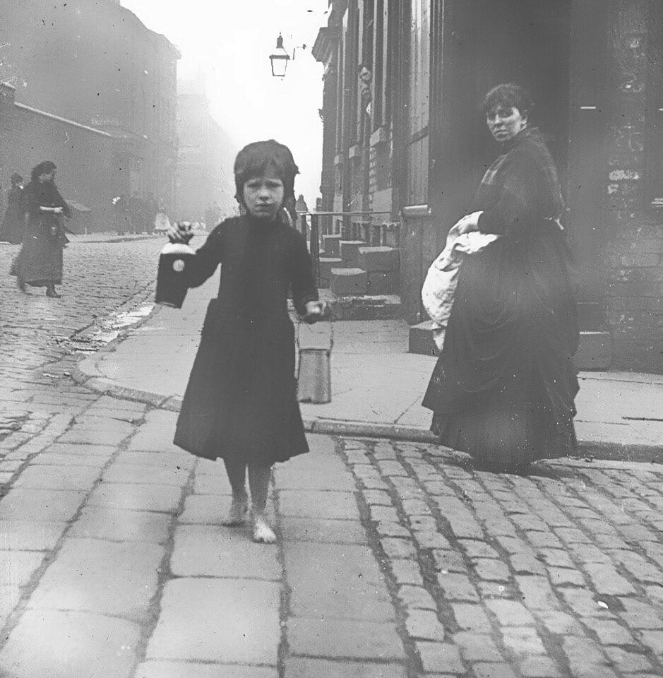 McrHistory's tweet photo. Angel Meadow, Manchester 1890.

A young barefooted child carrying a quart of ale from the local pub. https://t.co/1s6VJEcHs2