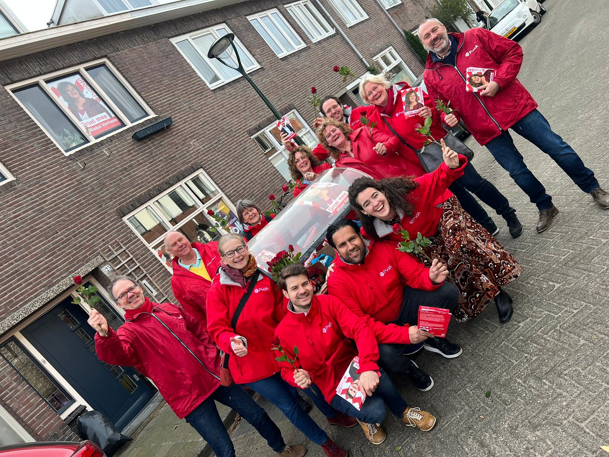PVDAEindhoven's tweet photo. De laatste loodjes van deze #gr22 campagne! ❤️ Nog een paar dagen gaan we knallen voor een mooi resultaat. We kunnen volgens de peilingen nog altijd de grootste in #eindhoven worden dus ga vooral stemmen op 14, 15, of 16 maart! 🌹 #groeimee #PvdA https://t.co/EPwKVNRyKW
