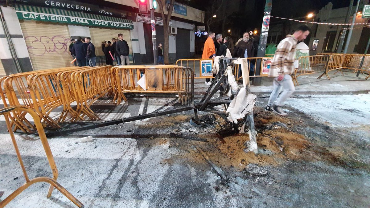 JCF_Valencia's tweet photo. 🛑🙏 Enviem tot el nostre suport i estima a la @fallajoaquimba i condemnem l’acte vandàlic que ha patit la seua falla durant esta passada nit.

Molta força als artistes Latorre i Sanz i a tot els falleres i fallers de la comissió.

📸 Univers Faller

#Falles22 https://t.co/Rp3xBKLwbK