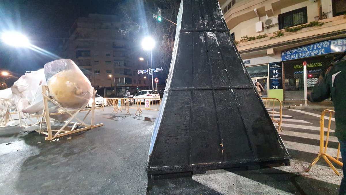 🛑🙏 Enviem tot el nostre suport i estima a la <a href="/fallajoaquimba/">Falla Joaquim Ballester</a> i condemnem l’acte vandàlic que ha patit la seua falla durant esta passada nit.

Molta força als artistes Latorre i Sanz i a tot els falleres i fallers de la comissió.

📸 Univers Faller

#Falles22