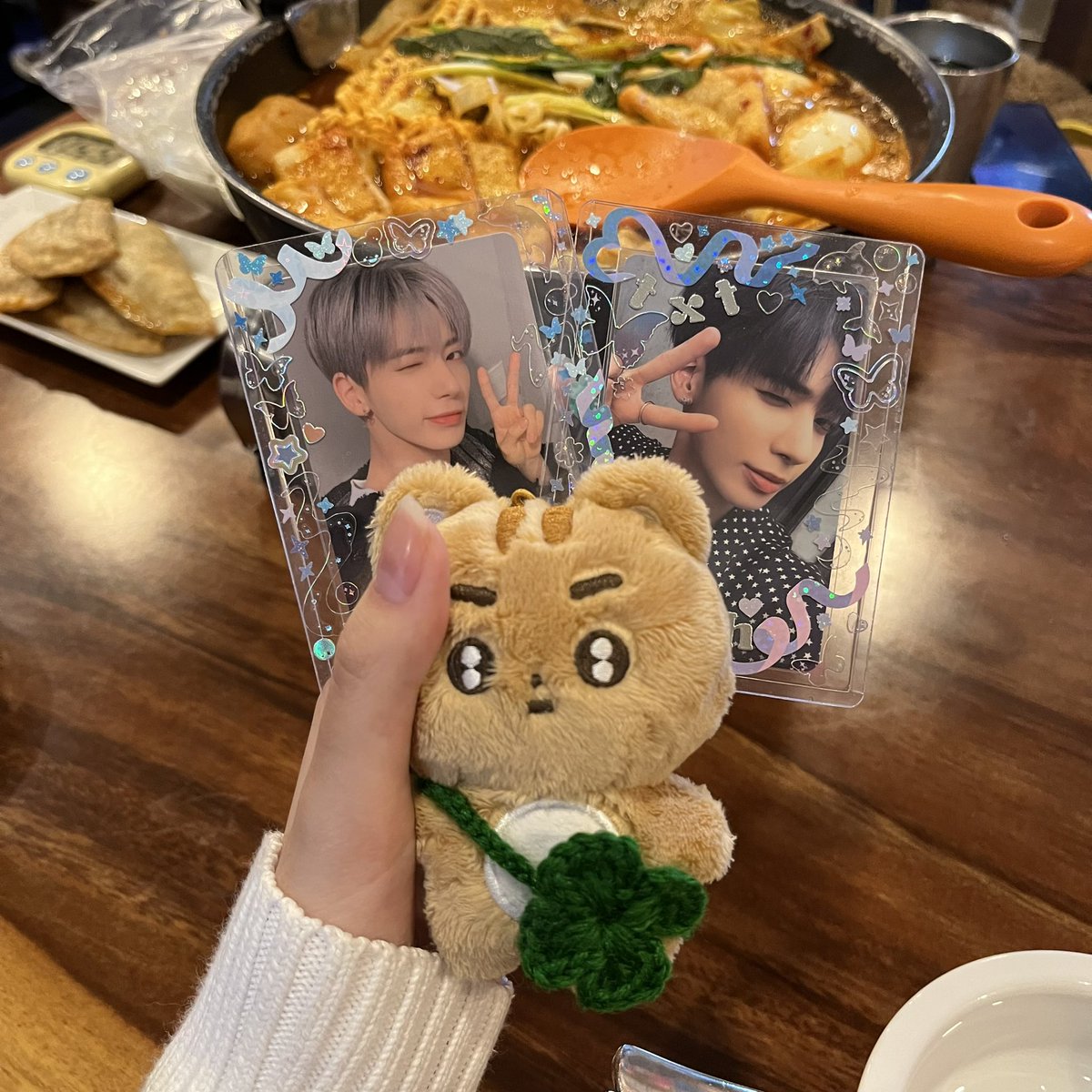 Taehyun_txt_'s tweet photo. #쌀떡_슈퍼스타_밀떡_최범규

오랜만에 먹는 즉석떡볶이 맛있었고 뭔가 생일 특전을 떡볶이집에서 받는게 넘 신선했어요! 음식점 안이 다 범규로 꾸며져있는게 넘 좋았어욤 ㅎㅎ 특전들도 넘 이뻐여ㅠㅠ 이런 생일 이벤트 열어주셔서 감사해욤💜💜 https://t.co/WuU5157Ezv
