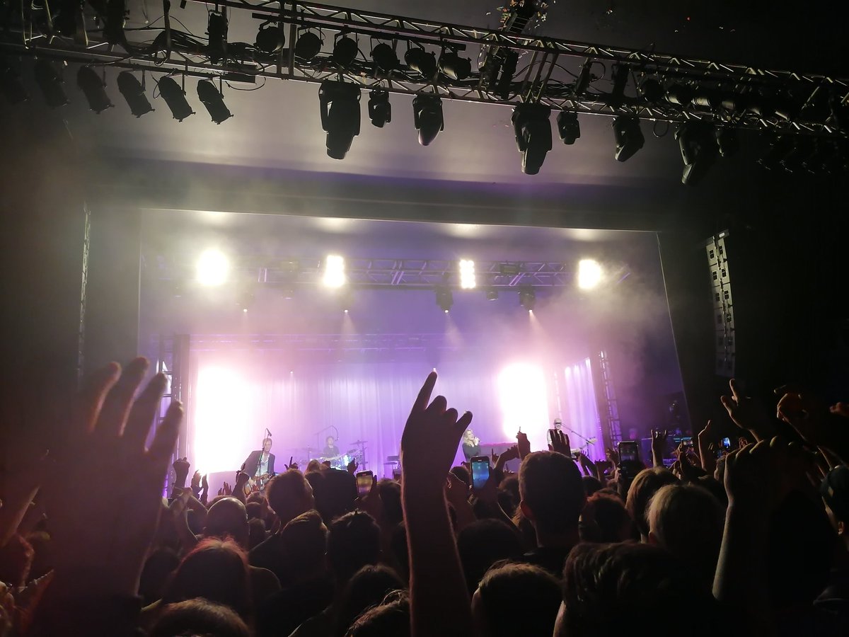 First gig of the year <a href="/wolfalicemusic/">Wolf Alice</a>, all my photos are crap but entertainment 10/10. Thx for playing Bros for me and my bro <a href="/katielmooos/">kmo🌻✨</a>, and for any of the lovely people who were stood near us, we found Ken 💘