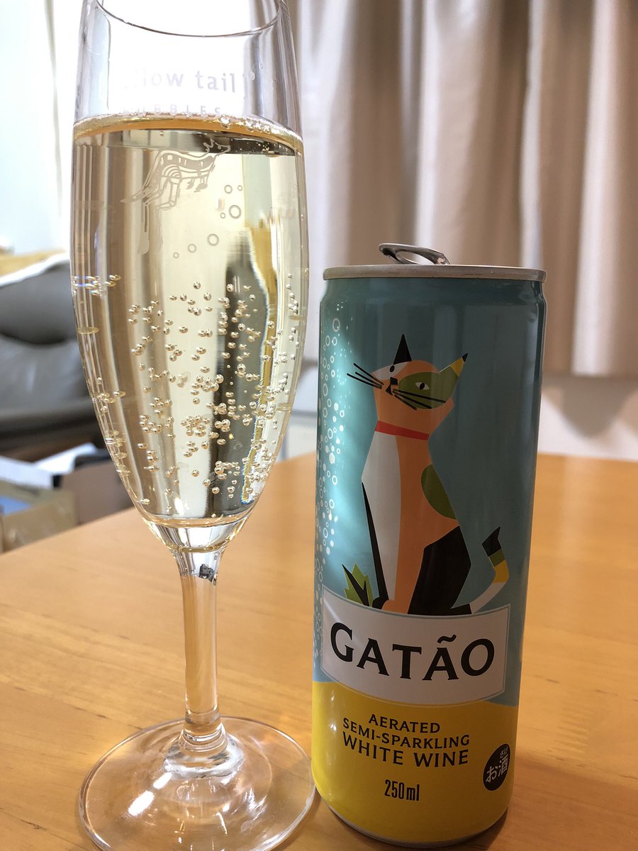 munchkin_monaco's tweet photo. ワラビーを見上げる猫。
かわいい猫デザインの缶。
ボトルもリニューアルされたんだよなぁ。
ポルトガル語表記と英語表記のミックス。
お手軽な辛口スパークリング。
#gatao #temlata #whycan'tyou? https://t.co/RIpz3lNrDJ
