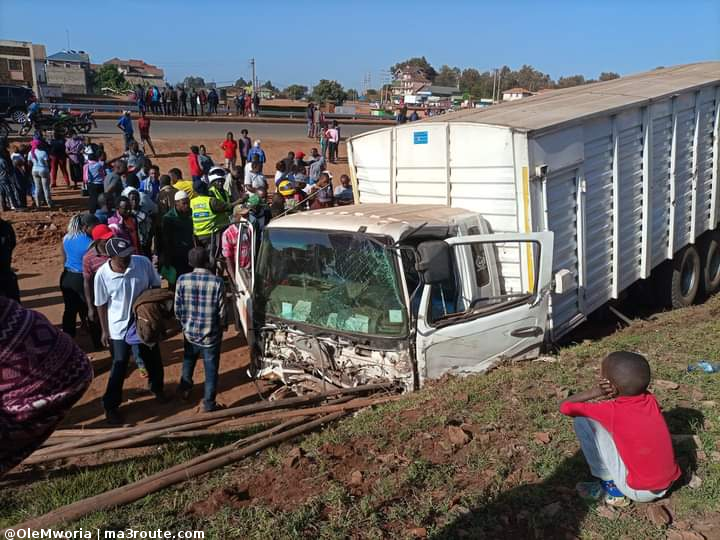 a3Route's tweet photo. 12:30 Bad morning as a TERRIBLE ACCIDENT CLAIMS lives at Ndenderu Roundabout.
@KeNHAKenya who approved this roundabout 😰😰😰😰😨      @sikikasafety @road_driving     @ntsa_kenya  https://t.co/MYVoILRaqQ via @OleMworia