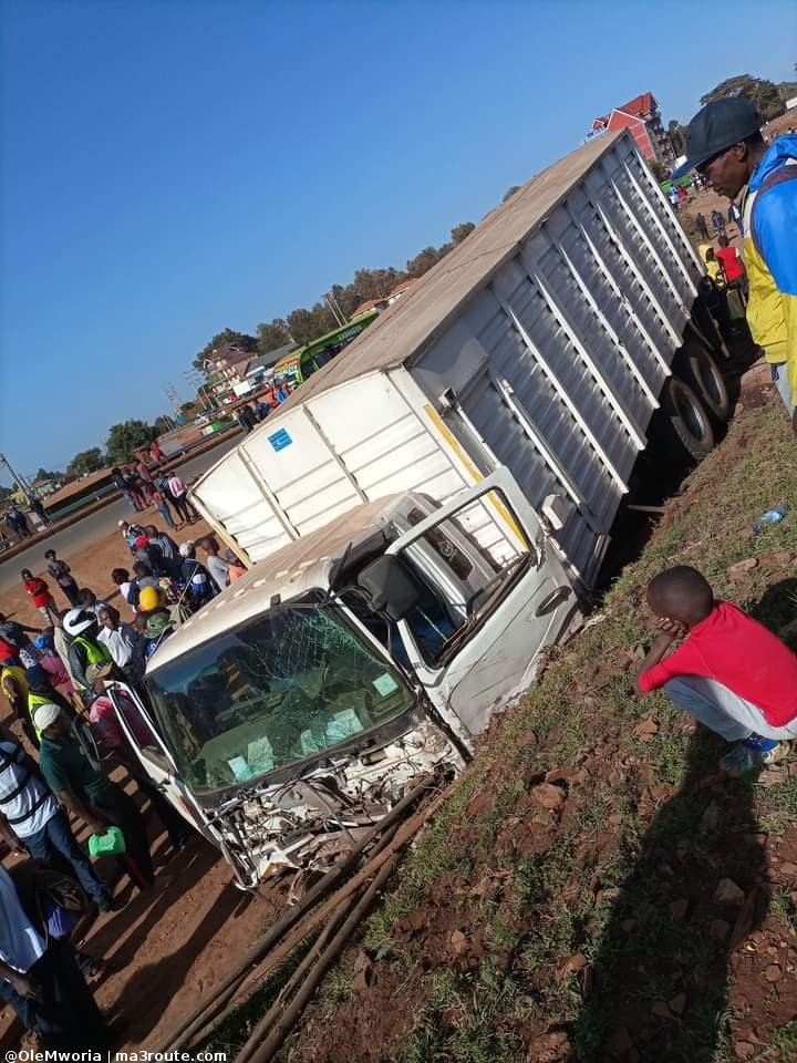 a3Route's tweet photo. 12:30 Bad morning as a TERRIBLE ACCIDENT CLAIMS lives at Ndenderu Roundabout.
@KeNHAKenya who approved this roundabout 😰😰😰😰😨      @sikikasafety @road_driving     @ntsa_kenya  https://t.co/MYVoILRaqQ via @OleMworia