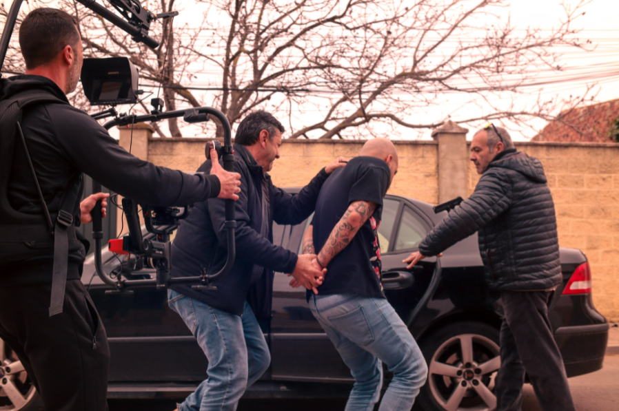 ¿Imaginas por qué están arrestando a <a href="/CarlosKavila/">CarlosKavila</a> en su nuevo videoclip, #MiVieja?
Vas a tener que esperar un poco más para averiguarlo.
Tic tac, tic tac...

#flamenco #trapmusic #trapespañol #músicaurbana