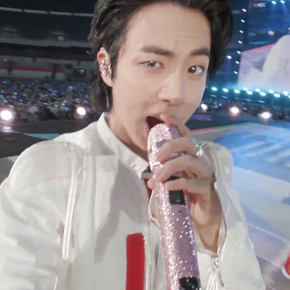 jinniesarchives's tweet photo. he looks so good 😭 https://t.co/s1moHvg0rr