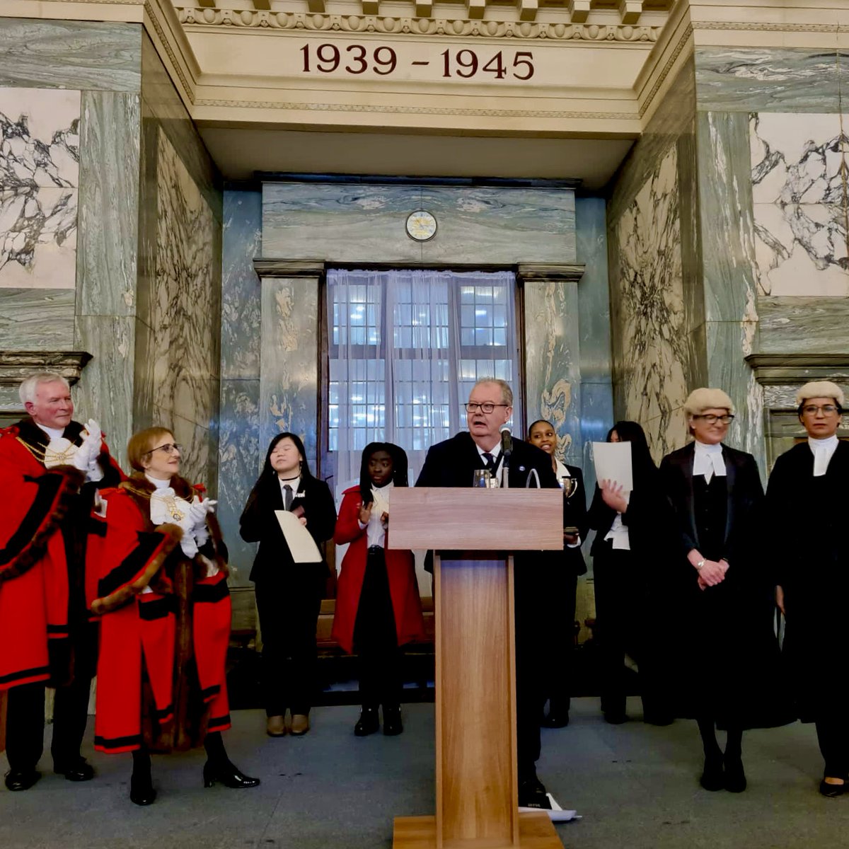 AndrewC_Marsden's tweet photo. The world famous Court Number One at the Old Bailey hosted the 2022 #SheriffsChallenge. Originated and sponsored by the Financial Services Group and brilliantly organised by @WCoEducators, saw St Saviours, coached by the @MerchantTaylor1, win through over the 17 schools involved. https://t.co/ORW6WsQENb