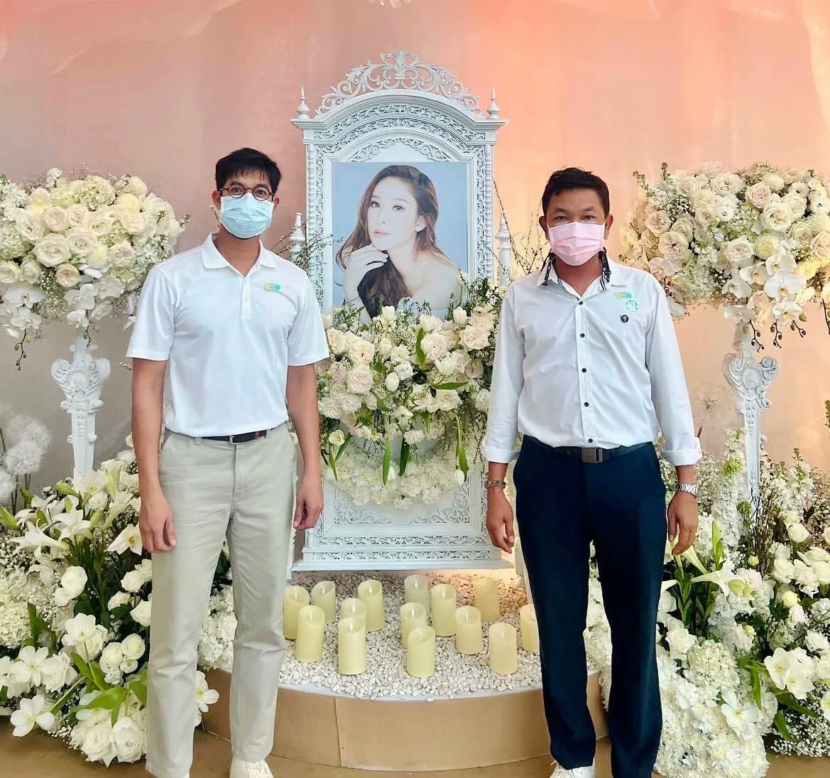 support_weir19's tweet photo. พี่เวียร์พร้อมด้วยพี่กลอนร่วมส่งแตงโม นิดา สู่อ้อมกอดของพระเจ้า🤍 🕊️ Cr poddaimaipjee
#แตงโม
#แตงโมนิดา
#แตงโมต้องไม่ตายฟรี
#แตงโมต้องได้รับความยุติธรรม
#เวียร์ศุกลวัฒน์ https://t.co/Py4GGzt6CT