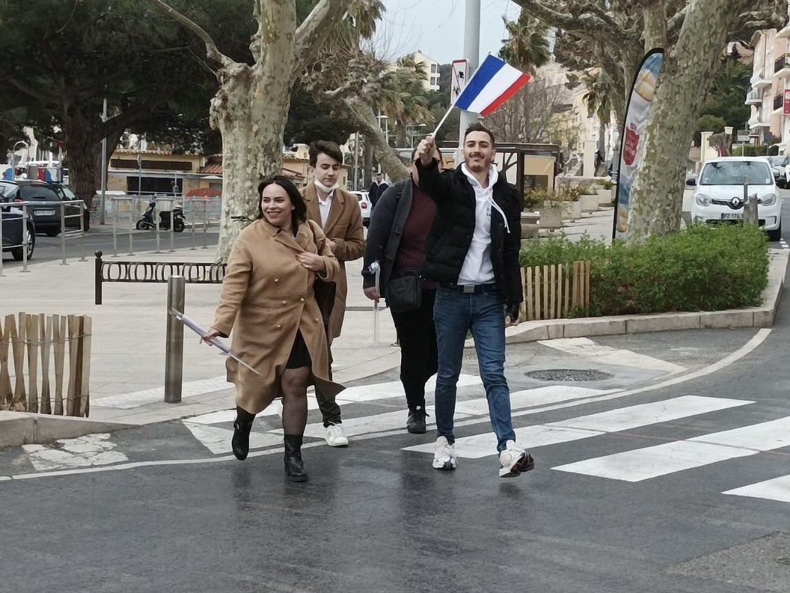 C’est parti pour l’opération des 5000 marchés 
#Marine2022 #Mlafrance #MarinePresidente #Busmarine #DynamiqueMarine #Var #Bandol #Sanslui #avecmarine