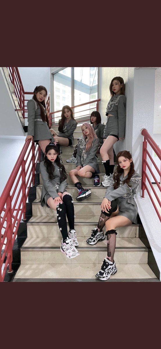 viviz nmixx on inkigayo stairs

#비비지 #엔믹스 #VIVIZ #NMIXX