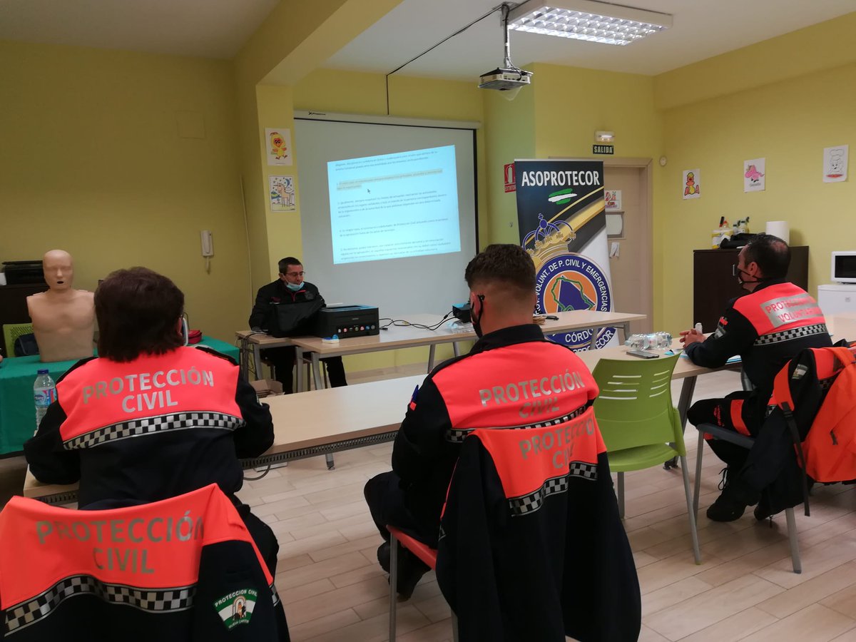 asoprotecor's tweet photo. Hoy nuestra asociación está impartiendo formación de legislación, riegos laborales de Proteccion civil. Además de la primera fase de RCP. #primerosauxilios #rcp #pls #posicionlateraldeseguridad #asoprotecor https://t.co/2Bkihaq56s