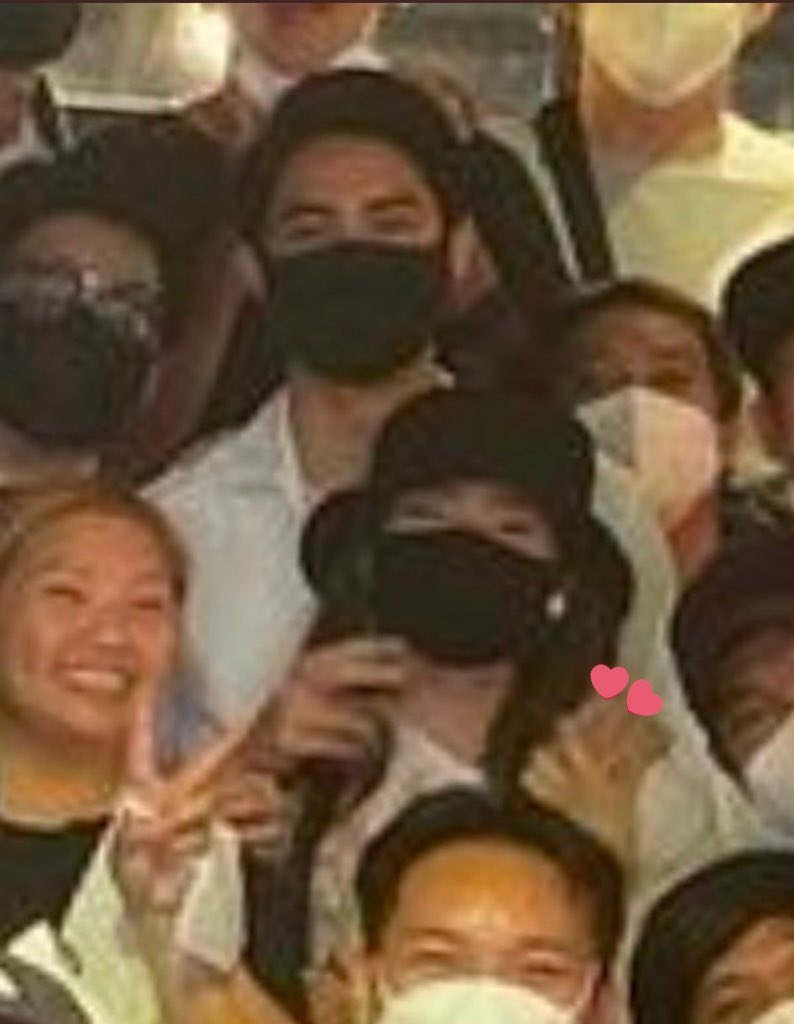 ONLYF0RBELLE's tweet photo. holding                            holding
hands                              both hands https://t.co/TFcLITO46v