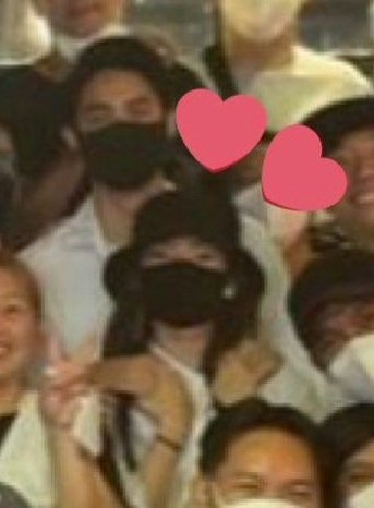 ONLYF0RBELLE's tweet photo. holding                            holding
hands                              both hands https://t.co/TFcLITO46v