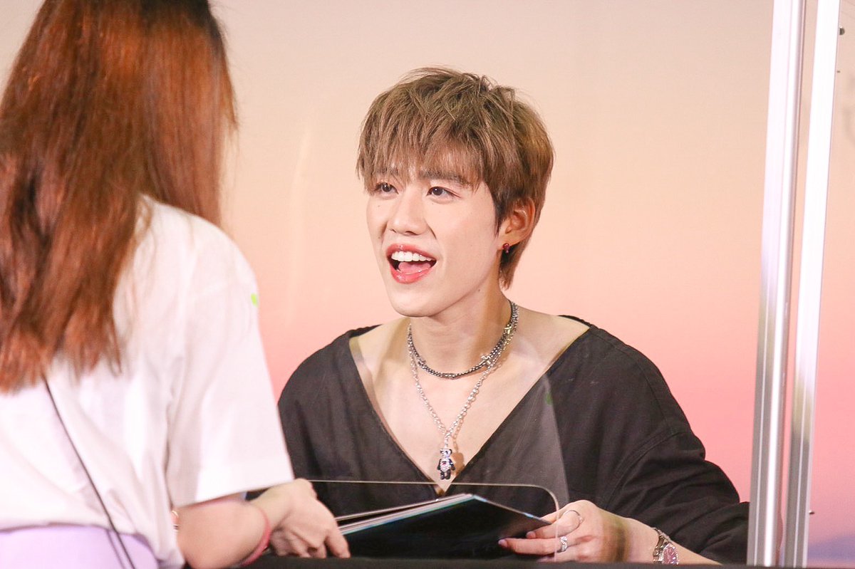 pmnoodee's tweet photo. ตอนยืนรอก่อนขึ้นไปคือพีพียกมือไหว้แล้วยิ้มคือเกือบเป็นลม ขึ้นไปถึงเจอรอยยิ้มพิมใจของพีพีมุขที่เตรียมไปเล่นเกือบล่ม ดีใจที่ได้บอกสิ่งที่อยากบอกกับพีพี อาจจะพูดไม่ครบ แต่ก็ได้บอกถึงจุดเริ่มต้นที่ได้มาตาม ดีใจที่ได้เจอกันนะคับ รักน้องพีพีมากๆ💖🤲🏻 @ppkritt #แปลรักFansignBKK https://t.co/c8rRuWhTU6