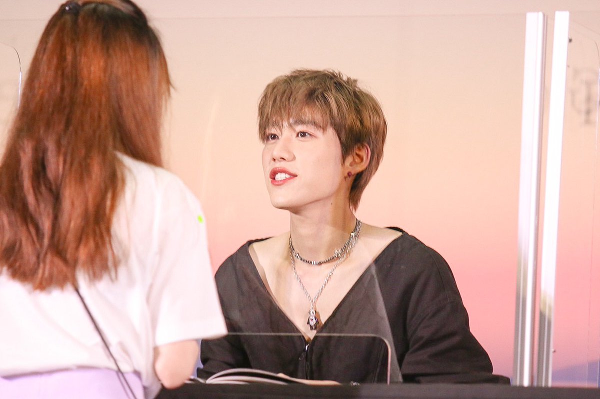 pmnoodee's tweet photo. ตอนยืนรอก่อนขึ้นไปคือพีพียกมือไหว้แล้วยิ้มคือเกือบเป็นลม ขึ้นไปถึงเจอรอยยิ้มพิมใจของพีพีมุขที่เตรียมไปเล่นเกือบล่ม ดีใจที่ได้บอกสิ่งที่อยากบอกกับพีพี อาจจะพูดไม่ครบ แต่ก็ได้บอกถึงจุดเริ่มต้นที่ได้มาตาม ดีใจที่ได้เจอกันนะคับ รักน้องพีพีมากๆ💖🤲🏻 @ppkritt #แปลรักFansignBKK https://t.co/c8rRuWhTU6