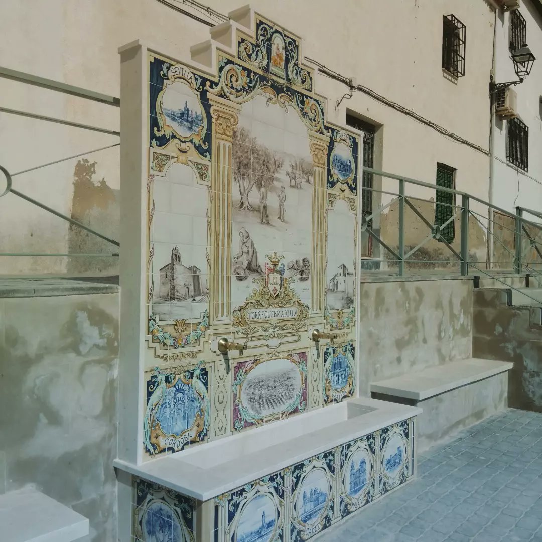 carmenvvvvv's tweet photo. Rincón del arte. Hemos tenido el placer de realizar una fuente en cerámica, para el bonito pueblo de Torrequebradilla Jaén. 
#torrequebradilla
#fuenteceramica
#ceramicapintadaamano
#academiadibujoypintura
#rincondelarte
#ceramistajaen
#ceramistasevilla
#ceramistacordoba https://t.co/vIKW3L7ZE0