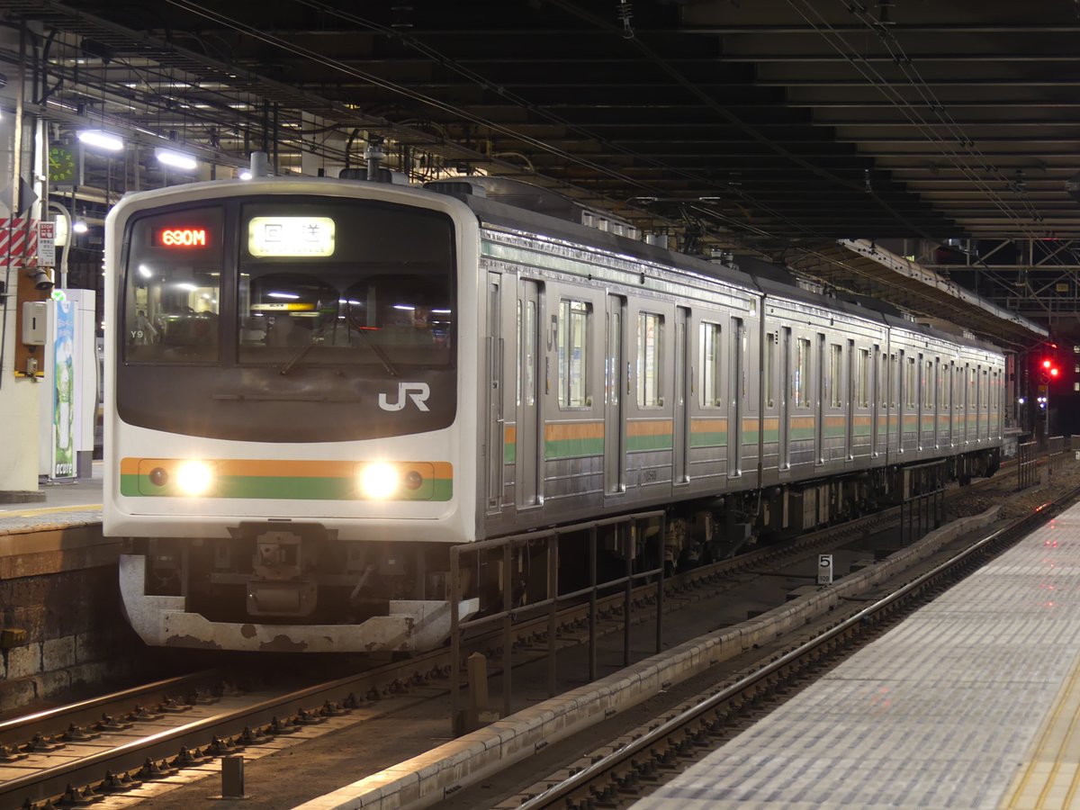 Thsc455_1's tweet photo. そして夜も遅くなり、各方面の205系最終営業列車の時間に。
宇都宮線下り最終695MはY12
上り最終690MはY9
日光線下り最終873MはY2
上り最終874MはY7
がそれぞれ担当。
下り最終にそれぞれの色のHM付が充当される粋な運用で、ラストランに華を添えてくれました https://t.co/iuA0FXaYRg