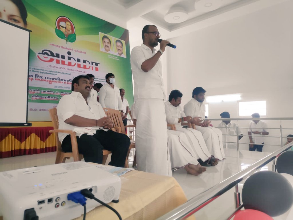 RamaAIADMK's tweet image. மண்டல வாரியான கழக தகவல் தொழில்நுட்பப் பிரிவு ஆலோசனைக் கூட்டங்களில், முதல் கட்டமாக, வேலூர் மண்டலத்தில் சிறப்பாக ஏற்பாடு செய்த @JananiiSathish அவர்களுக்கு வாழ்த்துக்கள். கூட்டம் முடிந்தவுடன், பின்வரும் கூட்டத்திற்கான மண்டல செயலாளர்கள் கலந்தாய்வு நடைபெற்றது #TeamworkWorks