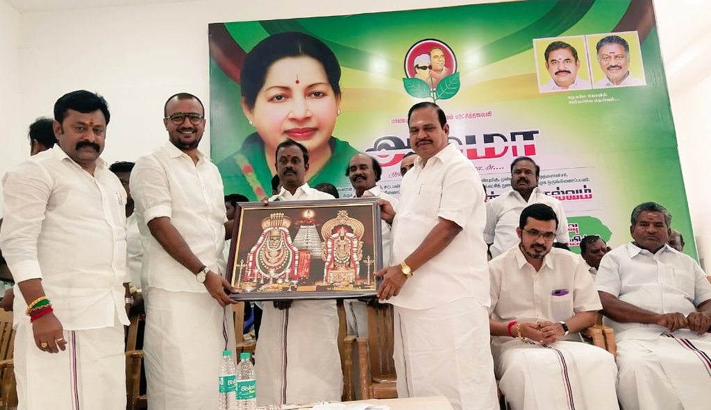 RamaAIADMK's tweet image. மண்டல வாரியான கழக தகவல் தொழில்நுட்பப் பிரிவு ஆலோசனைக் கூட்டங்களில், முதல் கட்டமாக, வேலூர் மண்டலத்தில் சிறப்பாக ஏற்பாடு செய்த @JananiiSathish அவர்களுக்கு வாழ்த்துக்கள். கூட்டம் முடிந்தவுடன், பின்வரும் கூட்டத்திற்கான மண்டல செயலாளர்கள் கலந்தாய்வு நடைபெற்றது #TeamworkWorks