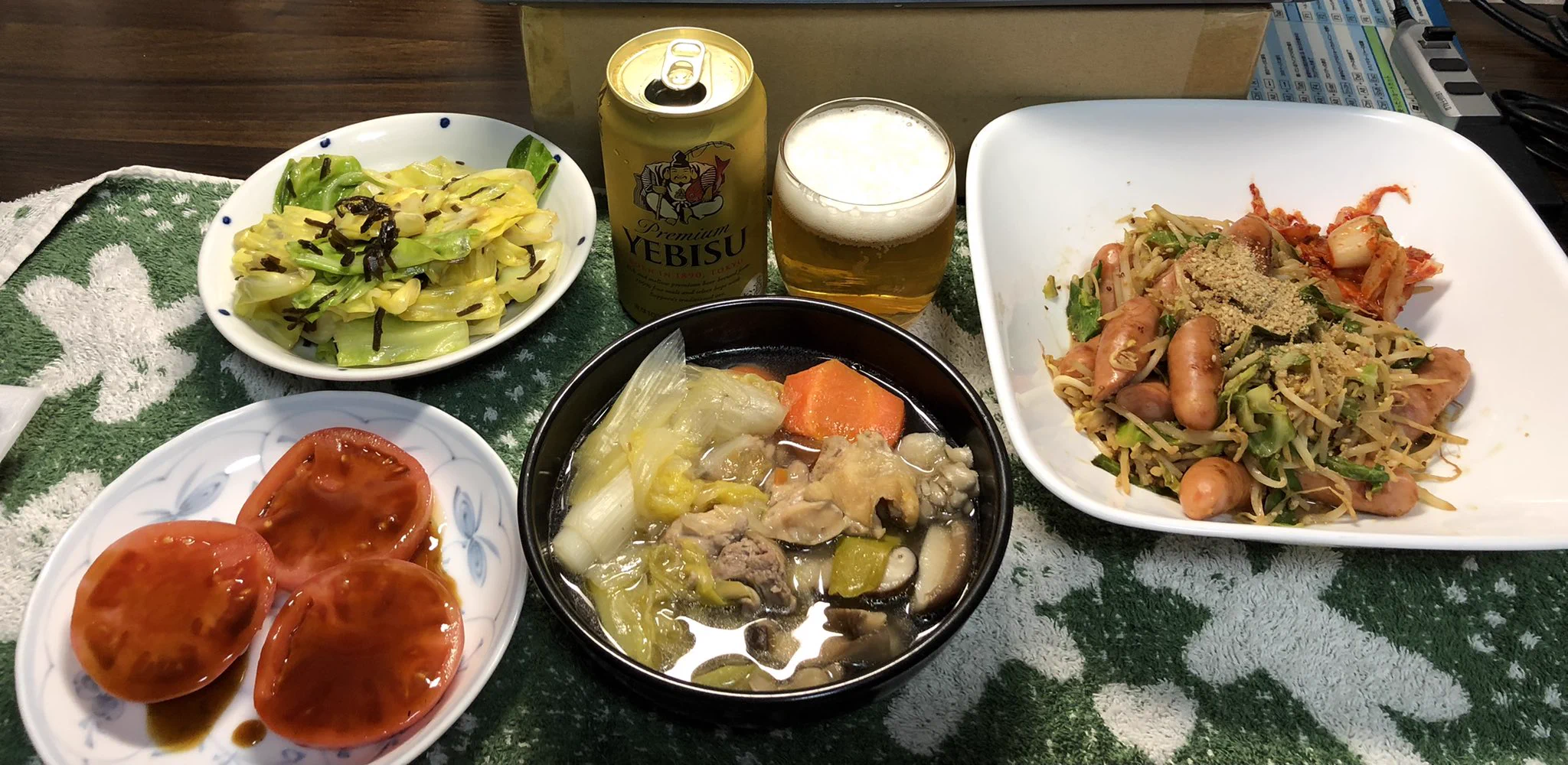今日もビール飲みたくておつまみにウインナーともやしでレシピ作ってみた〜‼️
春キャベツも手に入ったので、少し一緒に炒めてキムチも乗せてみた〜。
すごく立派な椎茸と舞茸もらったので、お野菜たっぷりのお鍋作った〜！
今日はお野菜いっぱい食べれて良か〜(๑˃ꇴ˂๑)  