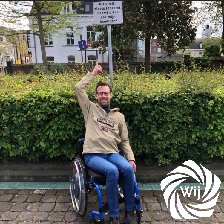 Ook Glenn hoort er bij: "Doordat ik deels afhankelijk ben van een rolstoel, loop ik vaak tegen dingen aan die mij beperken. Dingen die niet goed geregeld terwijl dat met simpele oplossingen wel zo zou zijn. Mijn blog: wijapeldoorn.nl/blog/ik-hoor-e…" #gr22 #lijst13 #WijApeldoorn