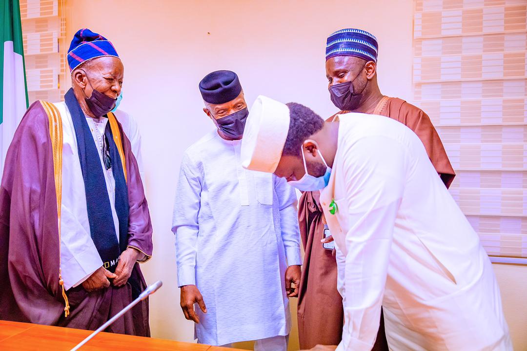 Salihu_Ndanusa's tweet photo. Vice President Yemi Osinbajo SAN receives in audience the Supreme Leader of the Tijjaniyya Islamic Movement Mahi Nyass at the Aguda House, Abuja. 12th March, 2022. Photos by Tolani Alli https://t.co/g7BgluiDC6