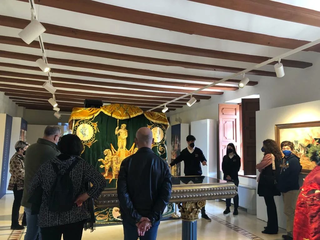 ➡️ La mañana de este Sábado disfrutamos realizando las visitas guiadas de la Exposición AZVL IMPERIAL 💙

Hoy, finaliza está exposición que hemos disfrutado tanto y tan llena de grandes recuerdos, patrimonio y celebración de las cuadrigas azules y la mítica carroza de Nerón