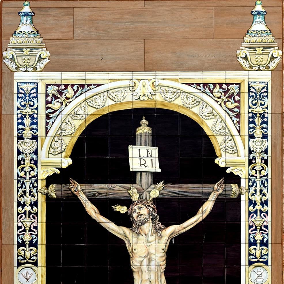 carmenvvvvv's tweet photo. Durante la pandemia tuvimos el gusto y gran honor de realizar un retablo cerámico para la hermandad del Cristo de la Expiración en Arjona, Jaén. 
#rincondelarte
#ceramicapintadaamano
#cristodelaexpiracion
#retabloceramico
#ceramistajaen
#ceramistasevilla
#academiadibujoypintura https://t.co/CzT3sno1uN