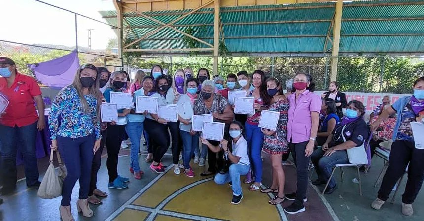 MujerNe's tweet photo. Este sábado 12 el Concejo de García y el Alcalde @CruzLairet2021 entregaron reconocimientos a Mujeres del Plan Parto Humanizado, Defensoras Comunales y Productoras de #SoyMujer en Sesión Especial en conmemoración del "Día de la Mujer" que se celebra cada 8 de Marzo
@NicolasMaduro https://t.co/D5rZxpSqlz