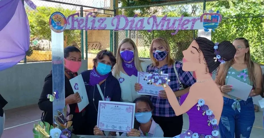 MujerNe's tweet photo. Este sábado 12 el Concejo de García y el Alcalde @CruzLairet2021 entregaron reconocimientos a Mujeres del Plan Parto Humanizado, Defensoras Comunales y Productoras de #SoyMujer en Sesión Especial en conmemoración del "Día de la Mujer" que se celebra cada 8 de Marzo
@NicolasMaduro https://t.co/m5CY8o31CU