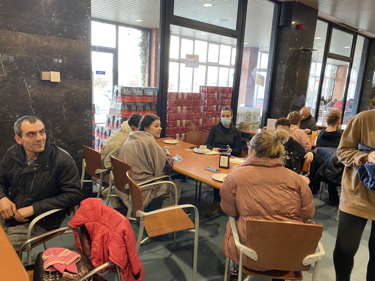 Pasamos la frontera con España. En Vitoria paramos tras 1.300 km desde la última parada

José Ángel, dueño del hotel Ruta de Europa, no lo duda al vernos llegar con 48 refugiados ucranianos. “Que pidan lo que quieran” a cargo de la casa

Sí, soy fan -mucho- de estas personas