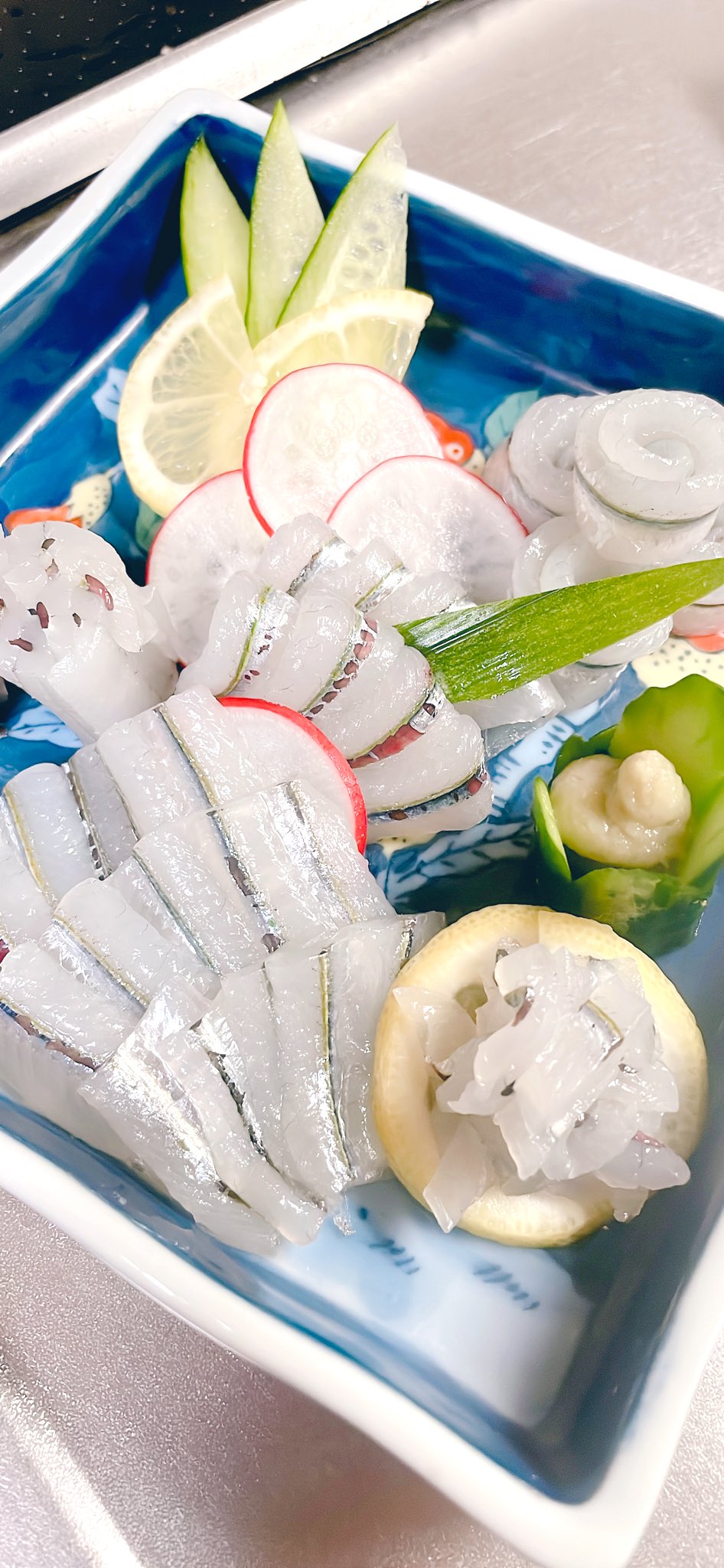 釣りマサ ウチでは絶対的に 先ずは 刺身 だそうです サヨリの白身と歯応えは 素晴らしいですね サヨリ サヨリ釣り 刺身 サヨリ刺身 鹿島港魚釣り園 T Co 35qsykuz7r Twitter