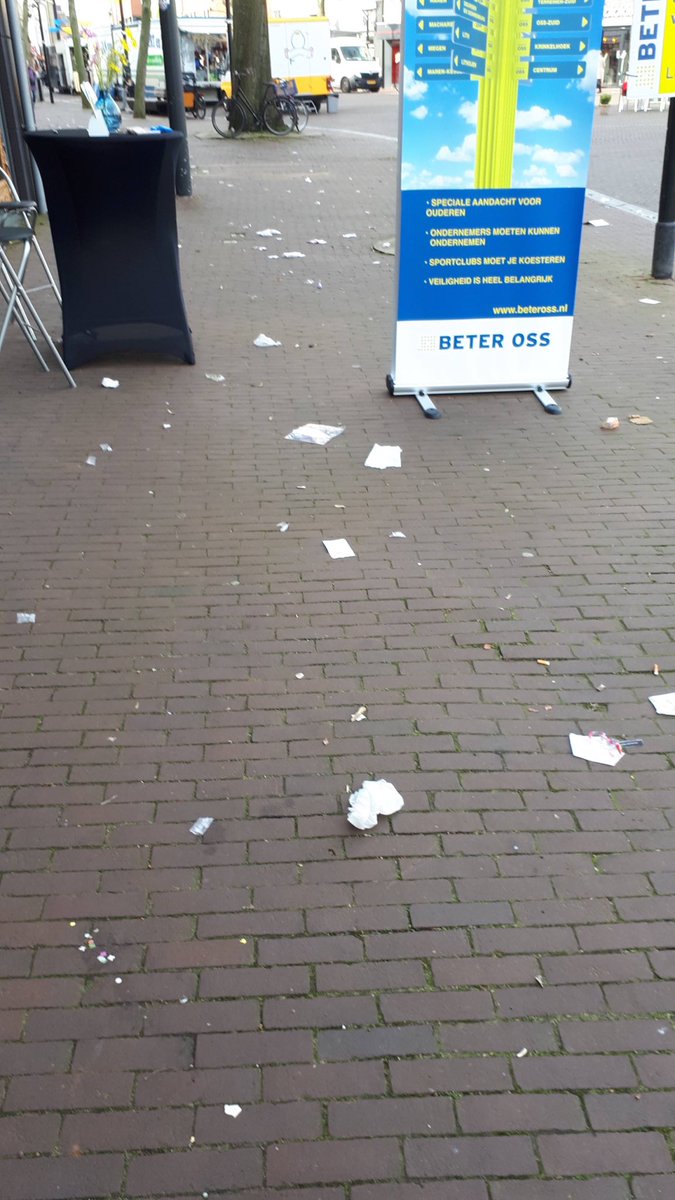 Waarom ligt er elke zaterdag zoveel rotzooi in ons centrum ? Zorg dat het netjes is en blijft ! Dus Meer afvalbakken !! en vaker leeg maken!