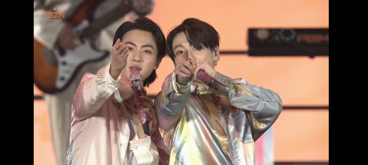 jinkookhours's tweet photo. JINKOOK POINTING OUT ARMYS IN THE CROWD https://t.co/mPg6bZvBnj