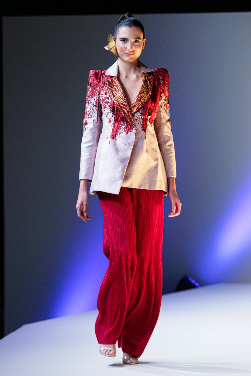 AFI_sa's tweet photo. #WomenswearFashionCollective in Abu Dhabi featuring Christie Brown, in partnership with @forbes #Forbes3050!!!👏
Click link to watch the show:
https://t.co/uT6nwFTBek
#AFIinAbuDhabi #RunwayLooks #GlobalPlatform #AfricanFashionInternational #HouseofNala https://t.co/44lCFwuXIA