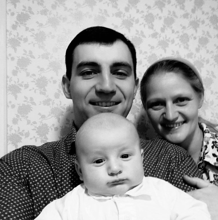 mompontet's tweet photo. Quelle belle famille. 
Le papa c’est Mykhailo la maman et son doux sourire c’est Inna et leur bébé dont ils sont si fiers c’est Yefrem.  
Alors qu’ils se déplaçaient en voiture ils ont été abattus par un char russe. 
C’était une belle famille. Le nom de leur assassin est Poutine. https://t.co/0cAfFuiNIh
