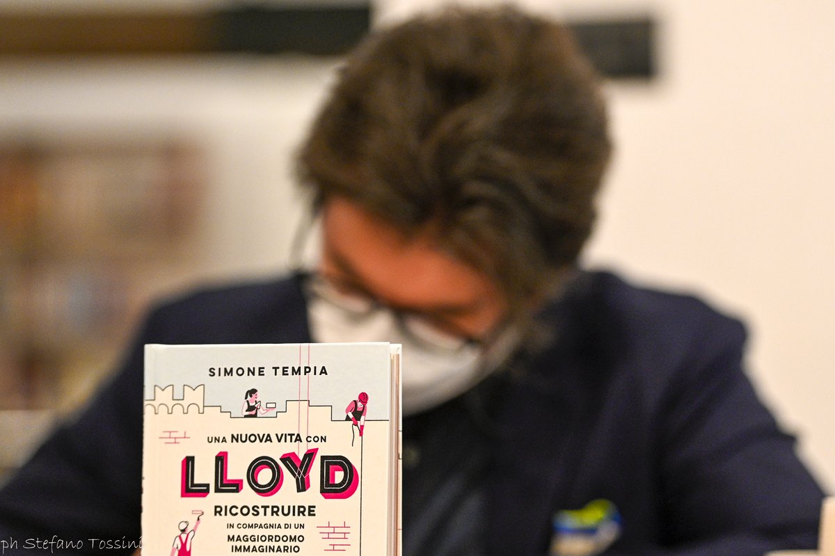 “Bentornato, sir”. “Non mi sono mai mosso da qui, Lloyd...”. “Eppure è stato molto distante, sir”. “E dove sarei finito?”. “Nella disperazione, sir. Un luogo che si raggiunge rimanendo bloccati”. “E come se ne esce, Lloyd?”. “Basta fare un passo avanti, sir”.
@VitaConLloyd