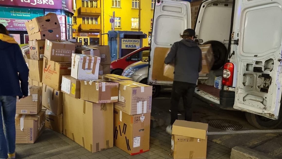 newlan_projects's tweet photo. Noel and Lewis have touched down in Ukraine and unpacked all the aid that we have been so generously donated - what an achievement.
After speaking to @maxrushden on @talkSPORT yesterday we have reached £4.5K in donations - can we get to our target?

https://t.co/nthwiYA2hL https://t.co/0LQjmhbJBo