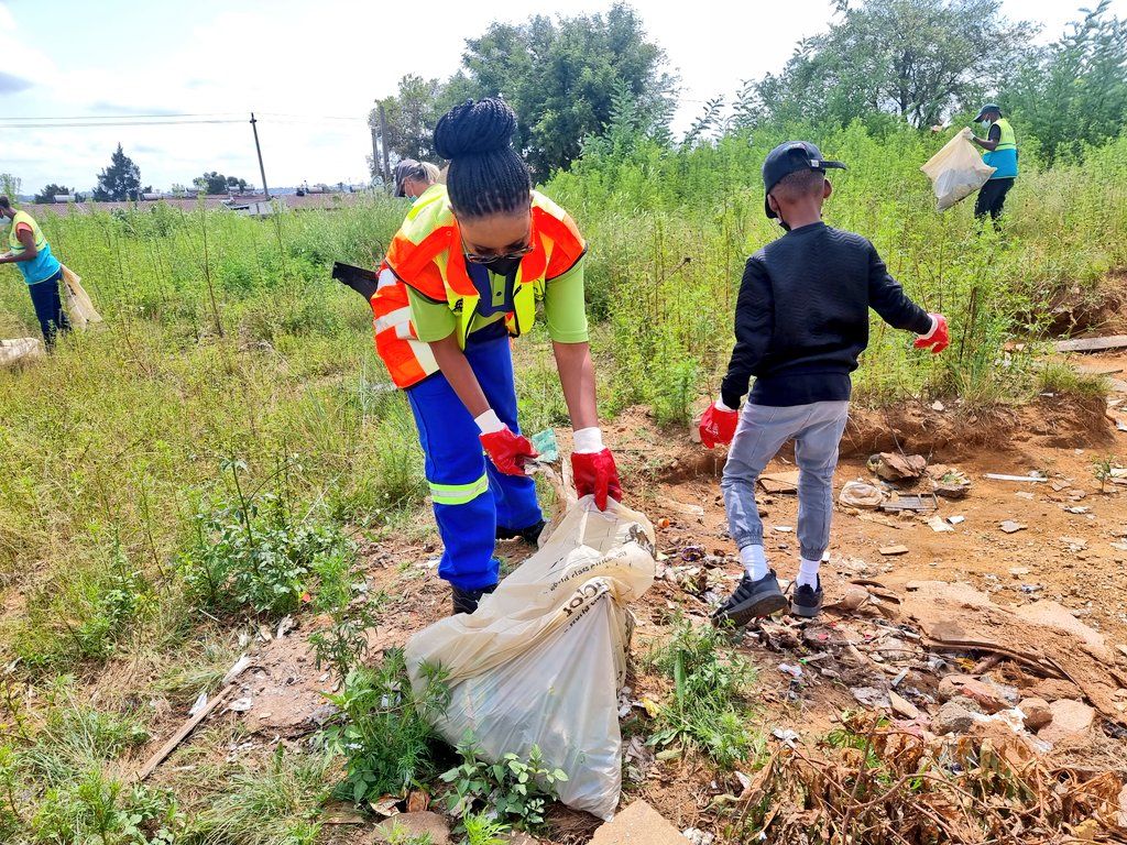mphophalatse1's tweet photo. A productive and meaningful morning cleaning the community of Pennyville with volunteer group, @AsezWao, MMC for Environment Services, @MichaelSun168, and @CleanerJoburg MD &amp; personnel. 

I was also lucky to be joined by my middle child, my son, who asked to join Mama at work ❤ https://t.co/E5ruW38p2M