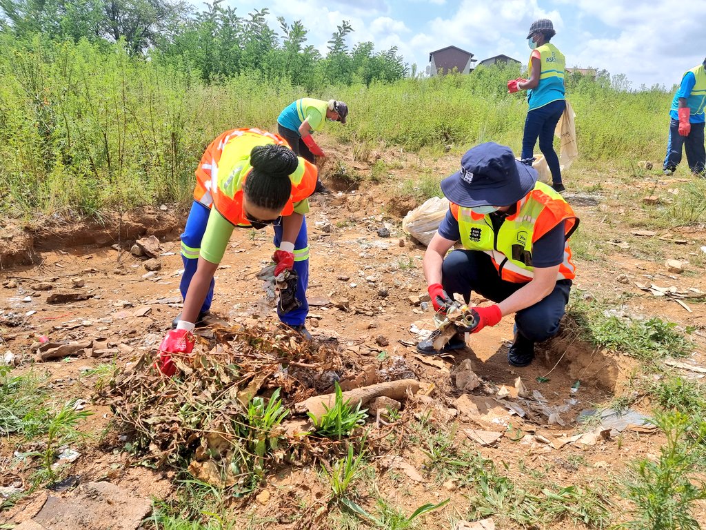 mphophalatse1's tweet photo. A productive and meaningful morning cleaning the community of Pennyville with volunteer group, @AsezWao, MMC for Environment Services, @MichaelSun168, and @CleanerJoburg MD &amp; personnel. 

I was also lucky to be joined by my middle child, my son, who asked to join Mama at work ❤ https://t.co/E5ruW38p2M