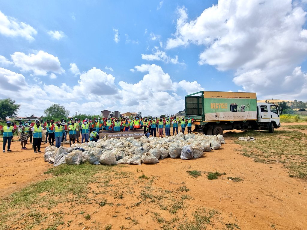 mphophalatse1's tweet photo. A productive and meaningful morning cleaning the community of Pennyville with volunteer group, @AsezWao, MMC for Environment Services, @MichaelSun168, and @CleanerJoburg MD &amp; personnel. 

I was also lucky to be joined by my middle child, my son, who asked to join Mama at work ❤ https://t.co/E5ruW38p2M
