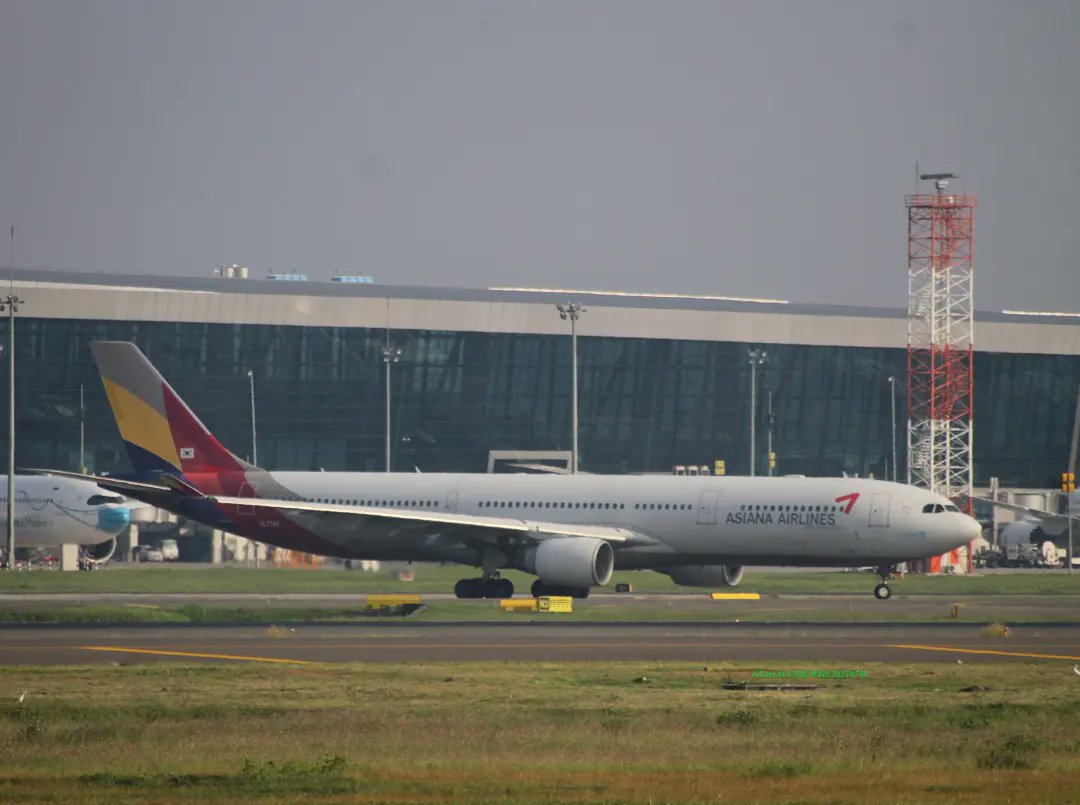 stamaviation's tweet photo. Usually only seen in the evening... ✈
. 
. 
 🇰🇷 Asiana Airlines (OZ/AAR)
✈️ Airbus 330-323 E
✈️ HL7747
. 
🇮🇩 CGK-WIII on 03 July 2021
@AsianaAirlines 
@staralliance 
@Airbus 
@AirbusGroupInc 
@shia_cgk 
@CGK_AP2 
@SH_Airport 
@AP_Airports 
@kfa_indonesia https://t.co/KckjG8AdrN