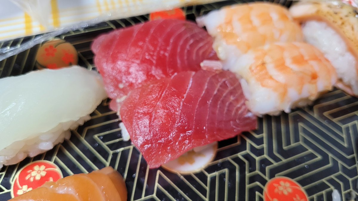 오미크론과 잘 싸우라고 초밥대령해 먹는즁 움냠냠 
근데 왜 모듬초밥엔 늘 이 참치초밥이 껴있는걸까..맛도 없는데🙄.. 글고 왜 계란말이초밥 12pc는 파는데가 없는거임.. 대박날텐데