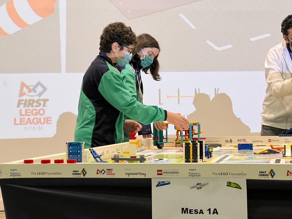 colegioelmonte's tweet photo. ¡Nuestro equipo en acción! ¡A por el #challengue! @FLLMalaga @FLL_Spain #legorobótica #lerem #FirstLegoLeague #firtslegoleaguespain #somosfamilia #somosfesd https://t.co/DYf2REIf76