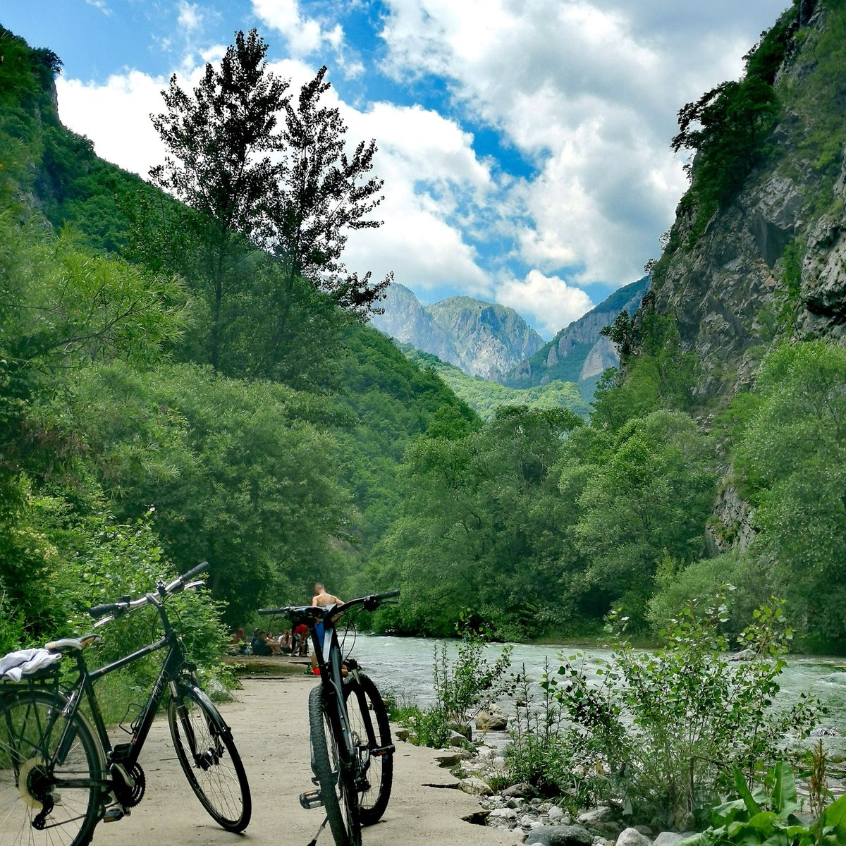 VisitPeja's tweet photo. Duke pritur pranverën - Peja destinacion i aventurës 🏞️🚵‍♀️🚵‍♂️🇽🇰
°
#visitpeja #pejatourism #Peja #kosova #visitkosova #biking #adventure #outdooradventures #bikingadventures #nature #naturelover https://t.co/YlUg0XiqGa