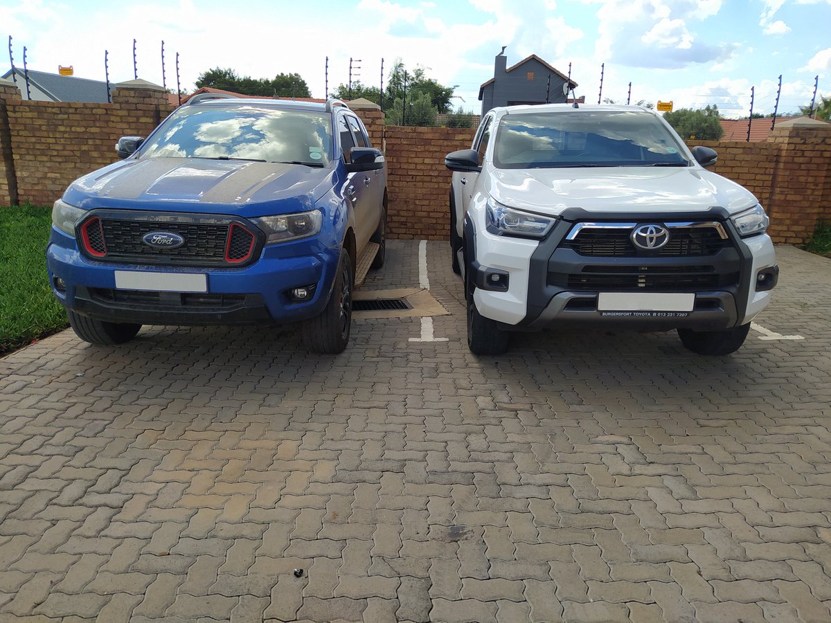 cars_pixels's tweet photo. Arch rivals. https://t.co/T0kyxg23c6