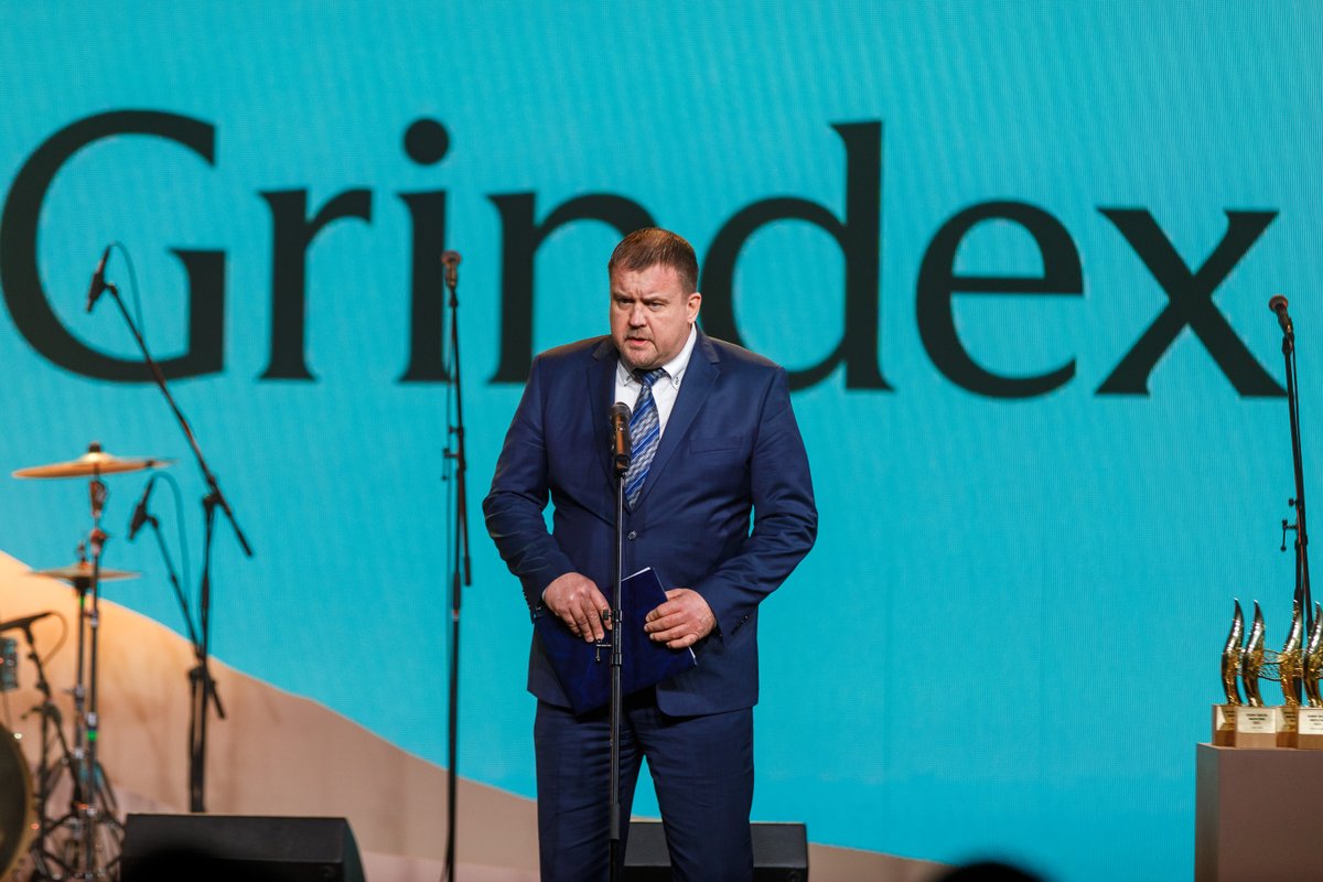 arstubiedriba's tweet photo. “Gada farmaceits 2021” - "Latvijas aptieka" farmaceits Vladimirs Keidāns par kuru balsotāji un aptiekas apmeklētāji teic, ka viņš vienmēr sniedz pašus labākos padomus, ir allaž laipns un atsaucīgs. Balvu ceremonijā pasniedza @AS_Grindeks LV tirdzniecības vadītājs Uldis Ozols. https://t.co/N5u6zEe3o8
