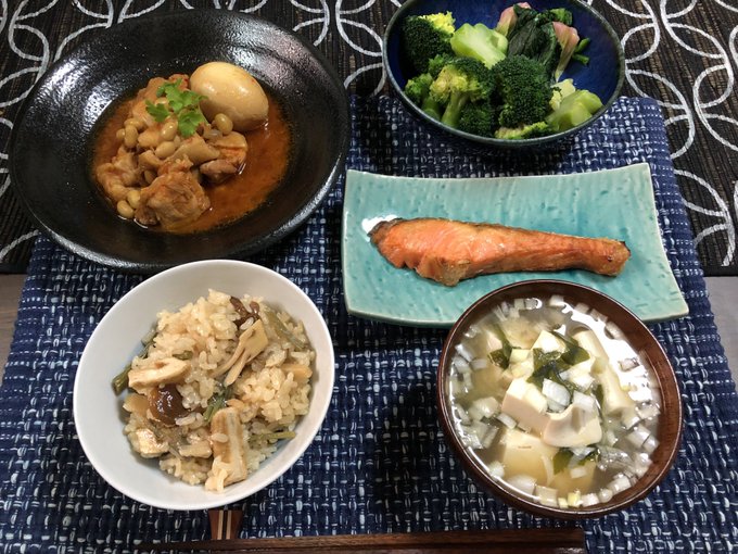 無事ブーツも脱げたのでごはん。
鶏と卵のコチュジャン煮と鮭の塩焼き、山菜おこわを作りました。
50歳が食べてもサンサイとはこれ如何に。 